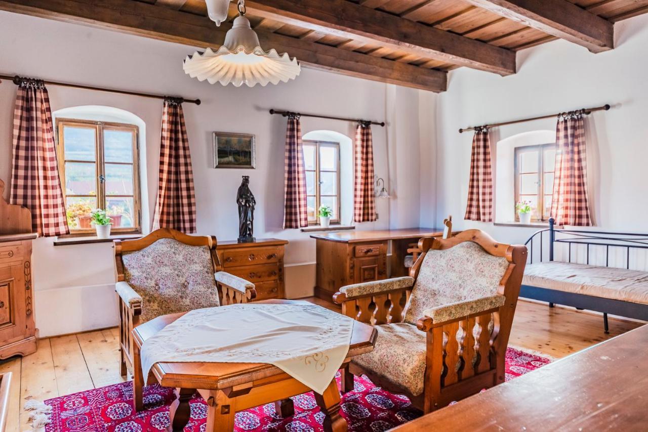 Habansky Dum Hotel Dolni Vestonice Luaran gambar