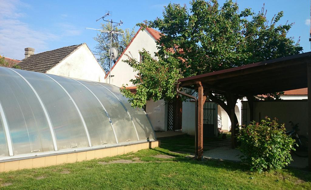 Habansky Dum Hotel Dolni Vestonice Luaran gambar