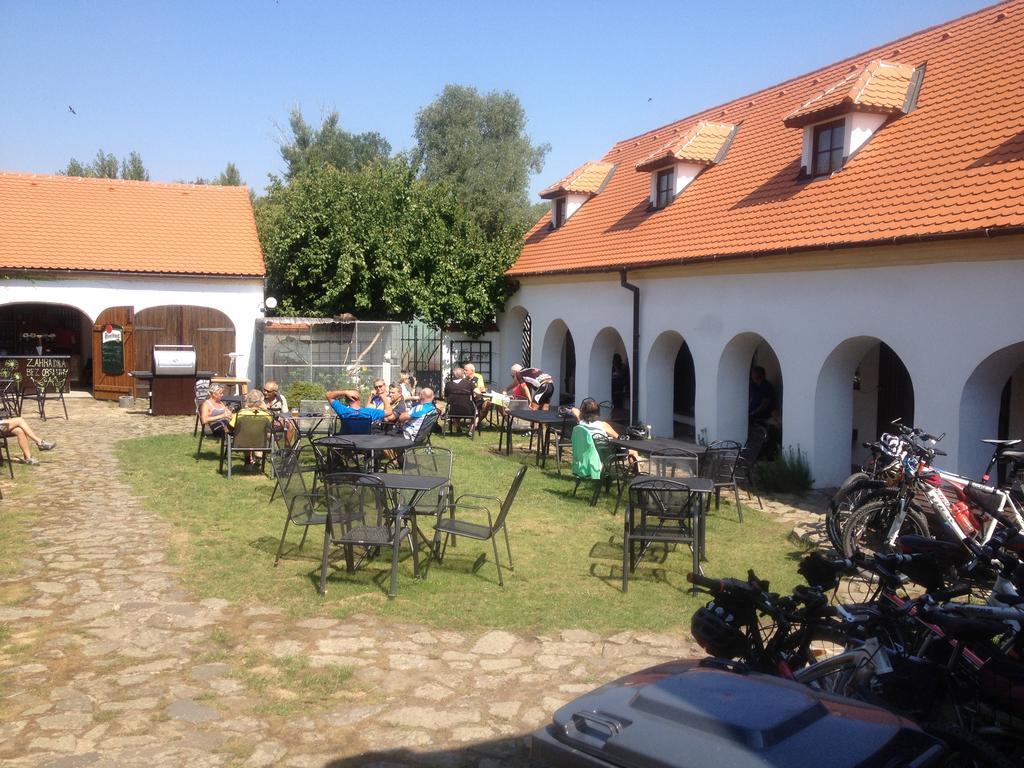Habansky Dum Hotel Dolni Vestonice Luaran gambar