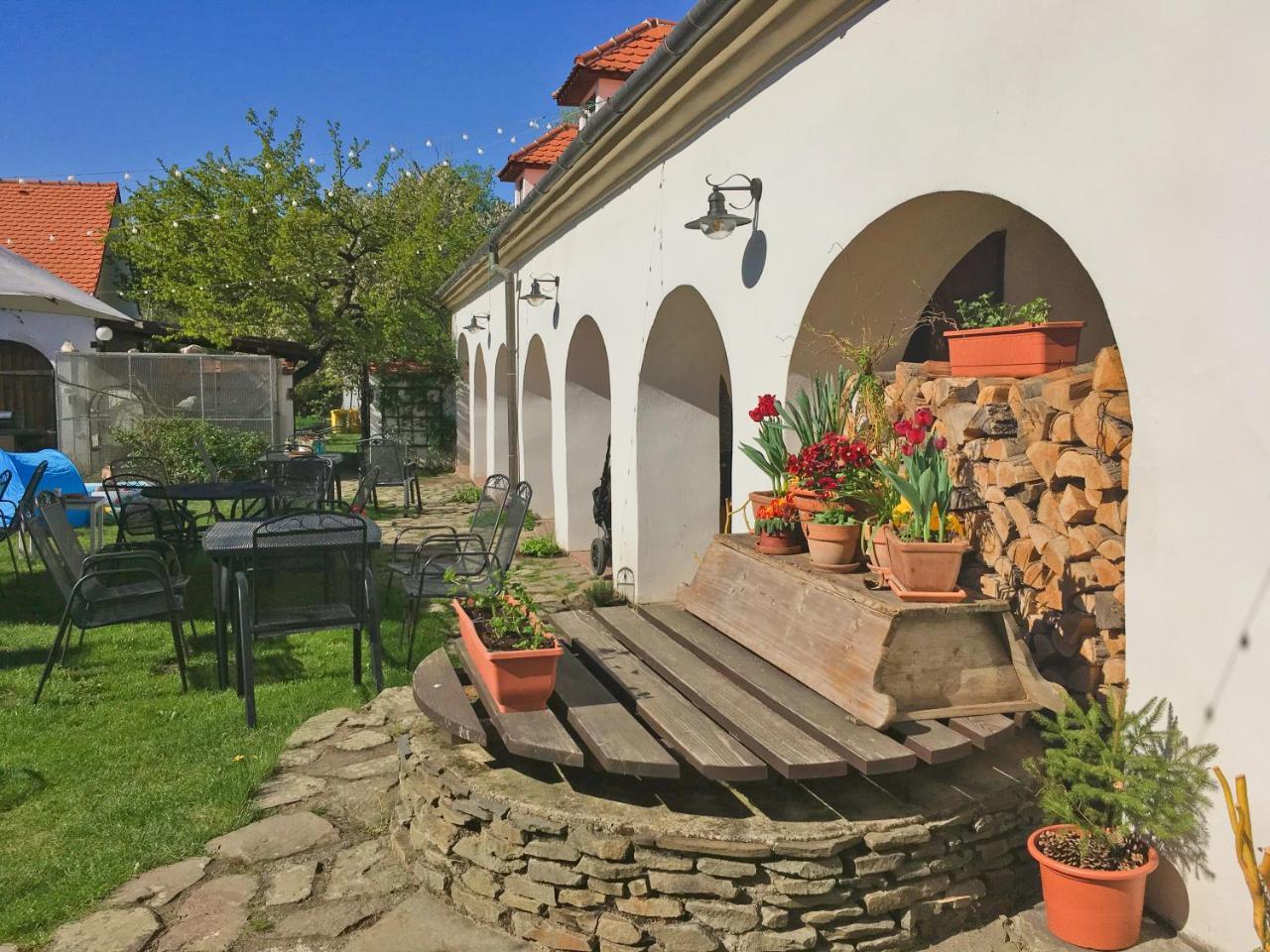Habansky Dum Hotel Dolni Vestonice Luaran gambar