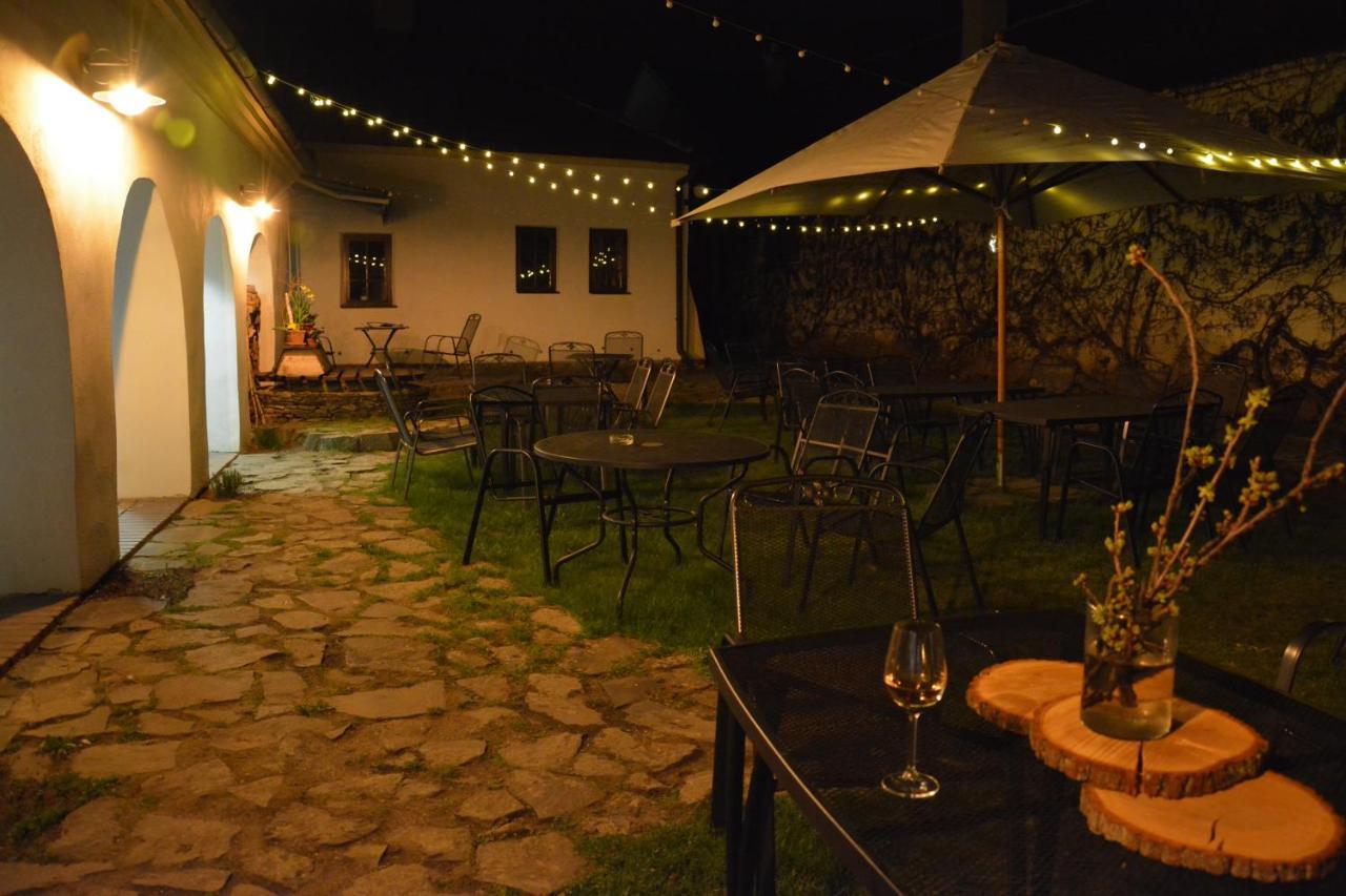 Habansky Dum Hotel Dolni Vestonice Luaran gambar